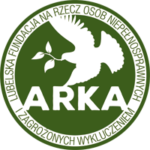 Logo Fundacji ARKA (biały gołąb na zielonym tle trzyma gałązkę w dziobie)